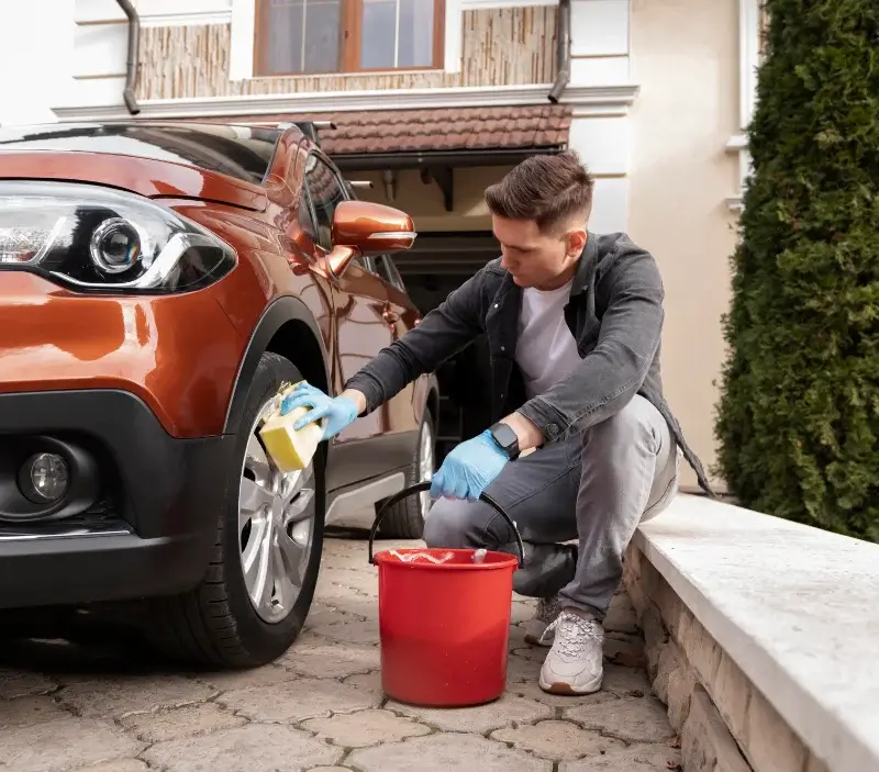 Lavage auto à domicile Ganac : professionnel intervenant sur un véhicule